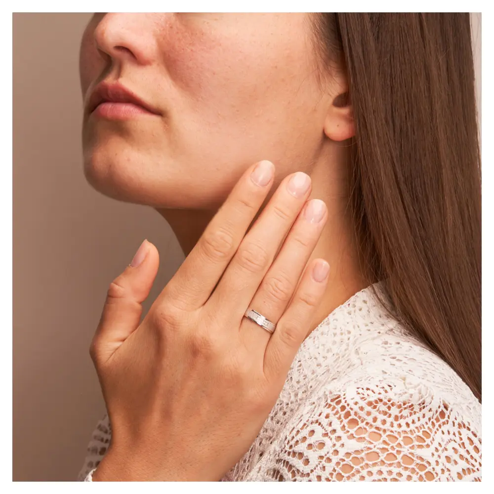 Weissgold Eheringe mit Diamanten und matter Strukturierung auf Hand