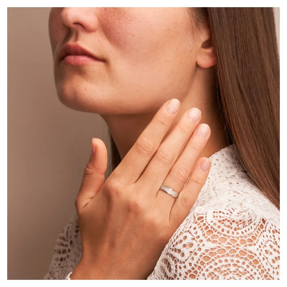 Weissgold Eheringe mit matter Strukturierung auf Hand