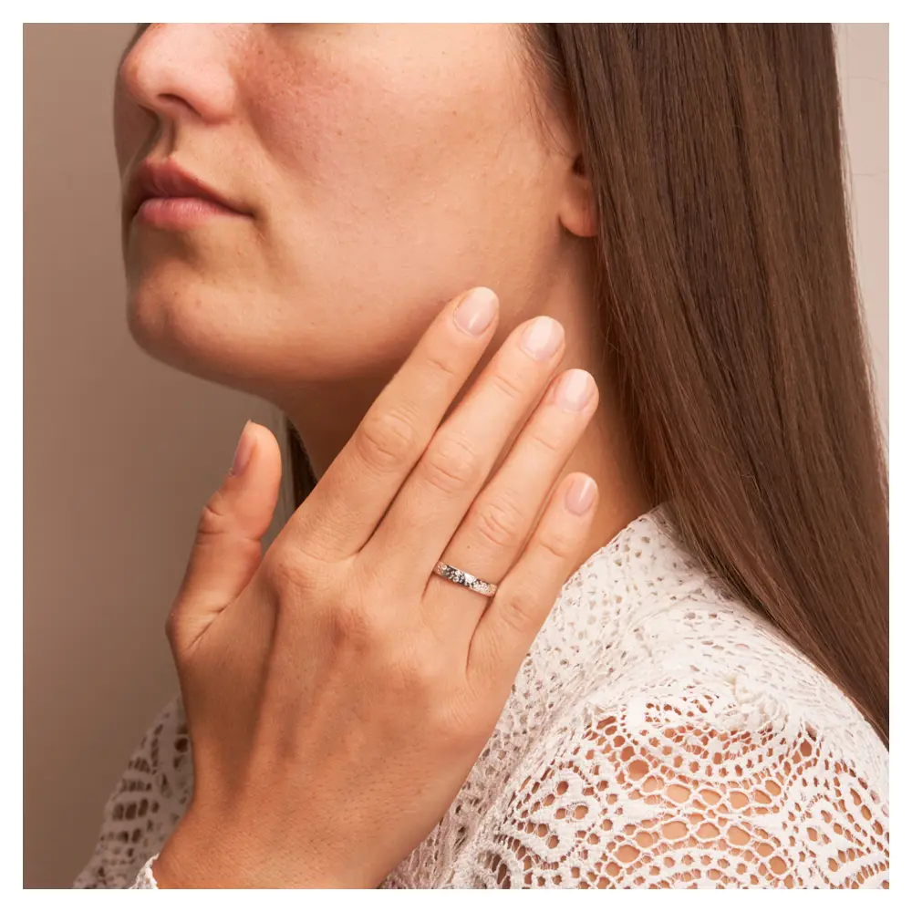 Polierter Weissgold Ehering mit Diamanten in Sternenhimmel-Optik auf Hand