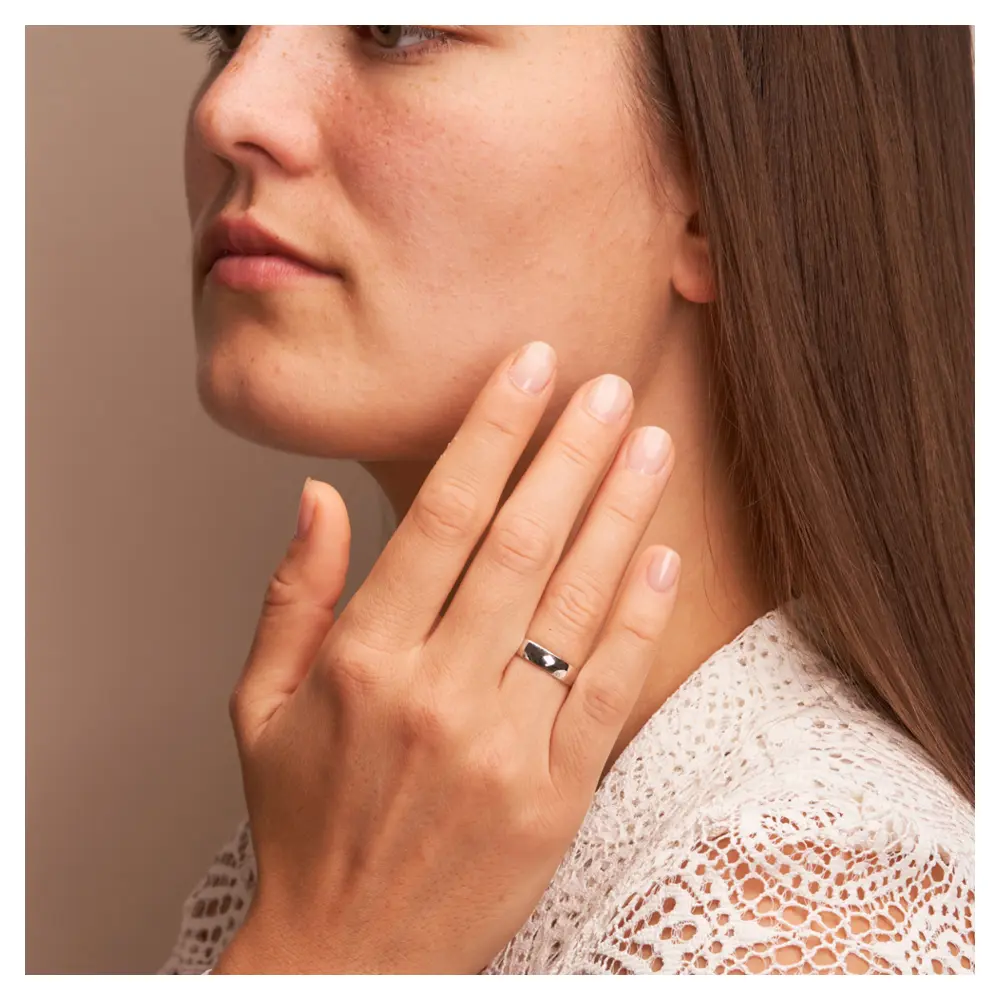 Polierte Palladium 500 Eheringe in zwei Breiten auf Hand