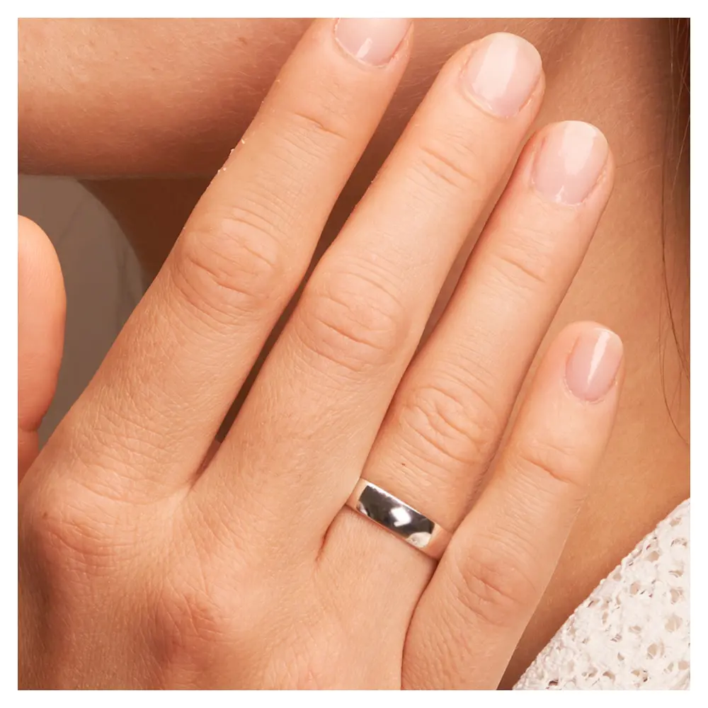 Polierter Weissgold Ehering auf Hand im Zoom