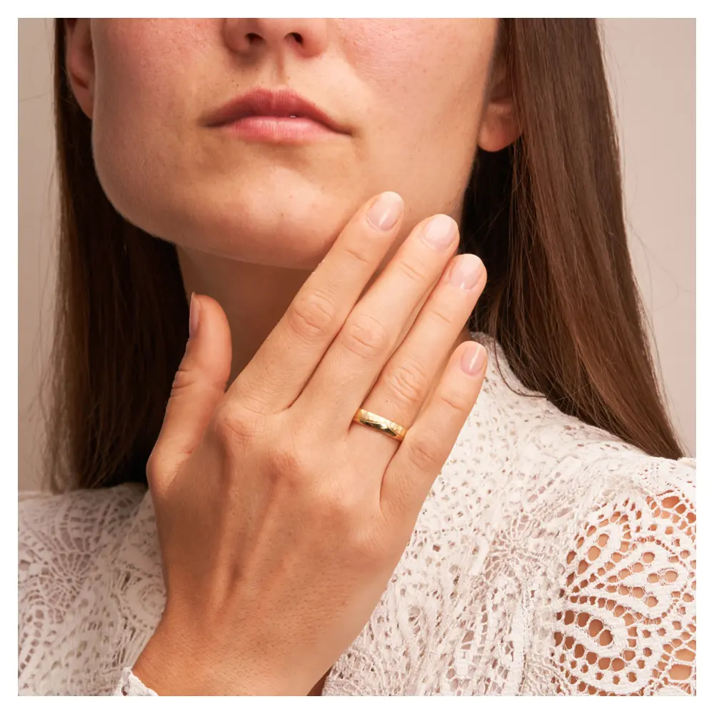 Eheringe aus Sommergold mit zwei Oberflächen auf Hand