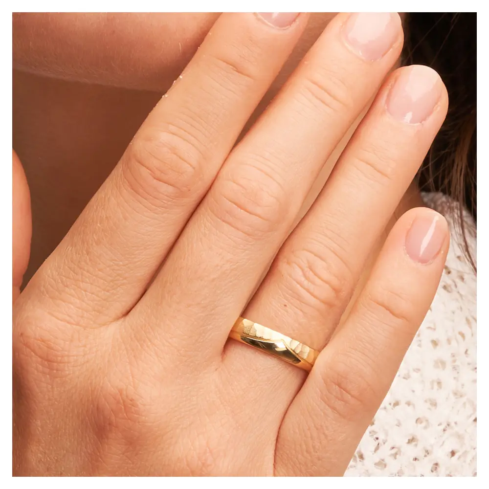 Eheringe aus Sommergold mit zwei Oberflächen auf Hand im Zoom