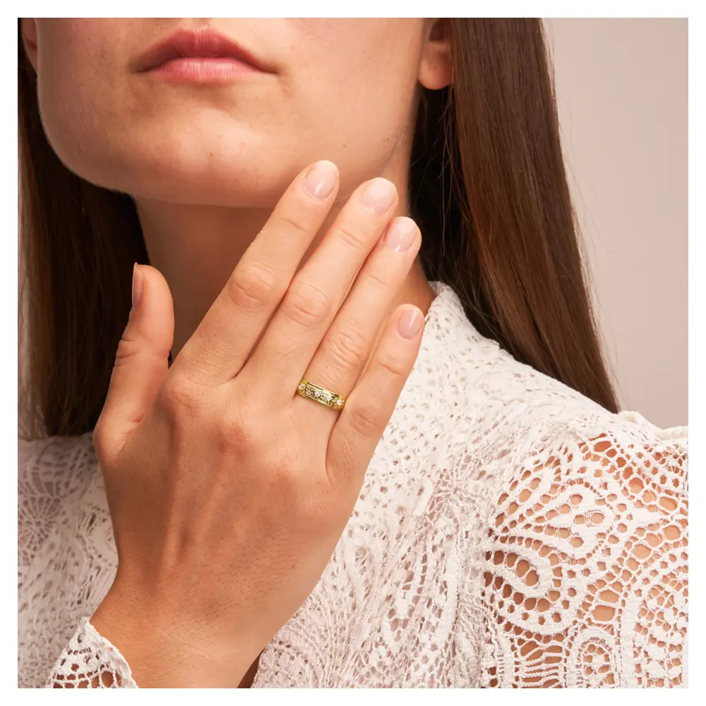 Mattierte Eheringe aus Gelbgold mit Diamanten in Sternenhimmel Design auf Hand