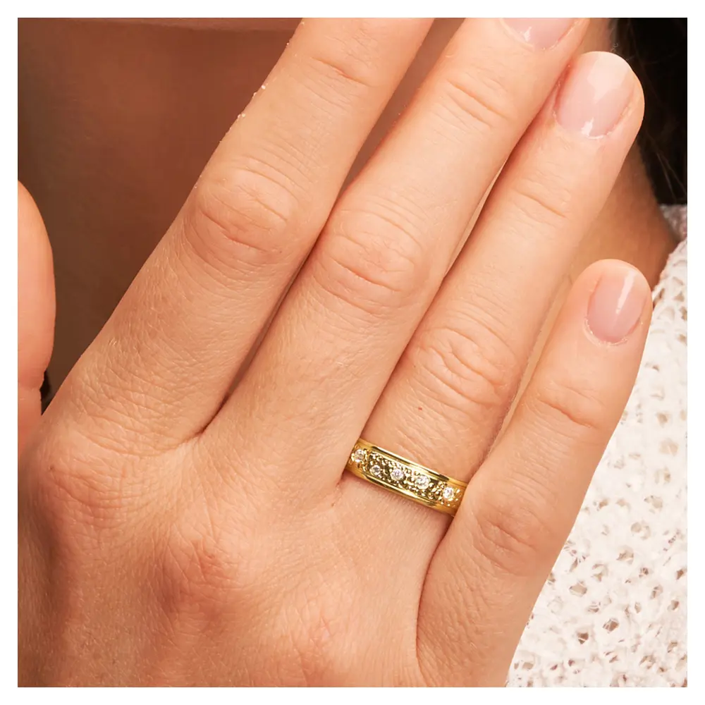 Mattierte Eheringe aus Gelbgold mit Diamanten in Sternenhimmel Design auf Hand im Zoom