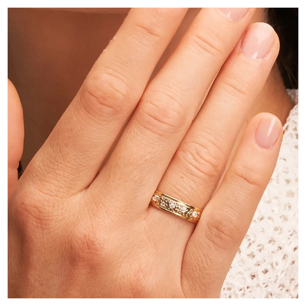 Sommergold Eheringe matt mit Diamanten in Sternenhimmel Design auf Hand im Zoom