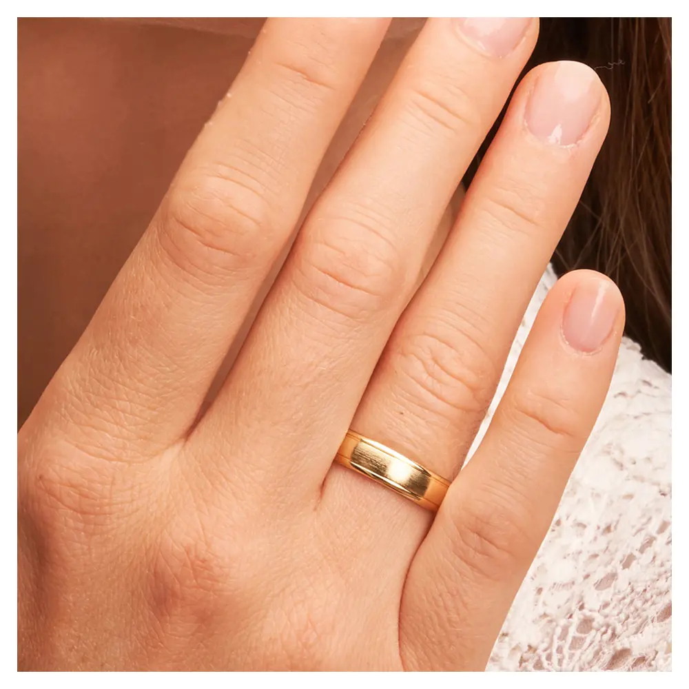 Sommergold Eheringe matt auf Hand im Zoom