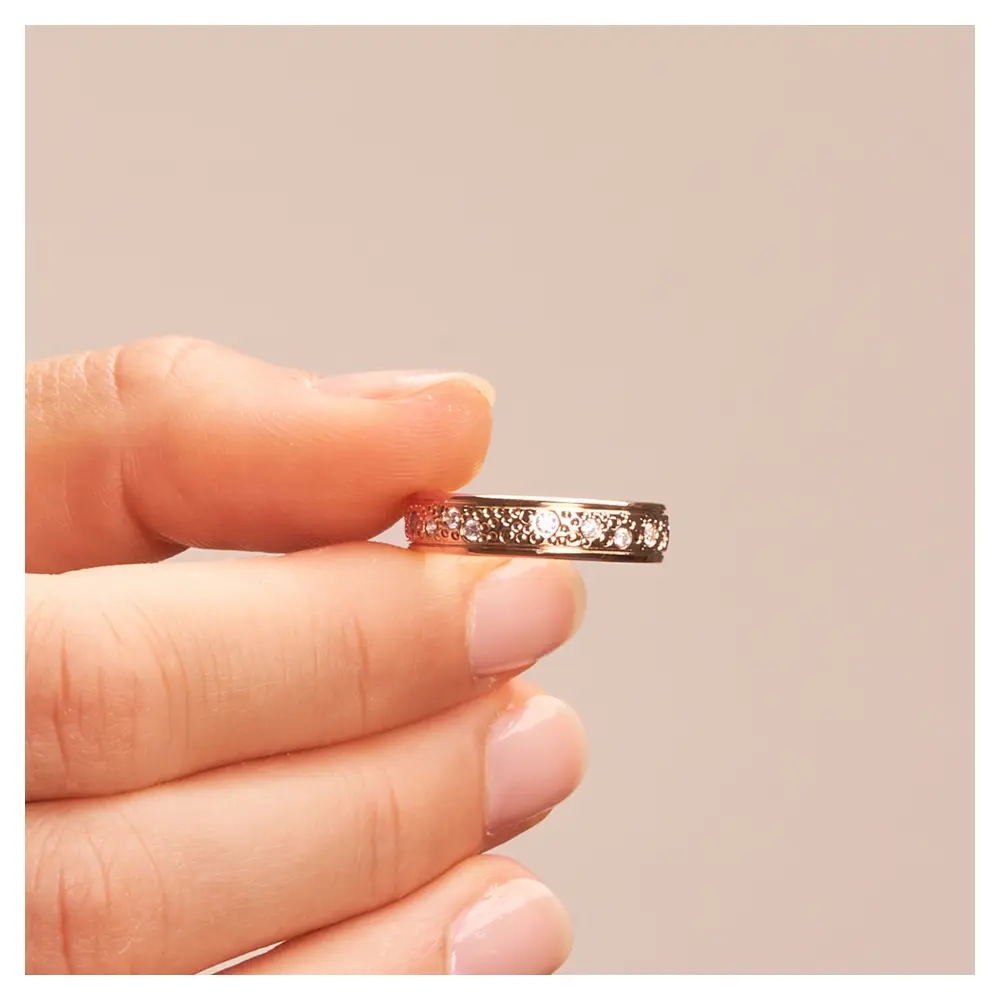 Roségold Eheringe mit Diamanten in Sternenhimmel Design matt mit polieren Rändern in Hand