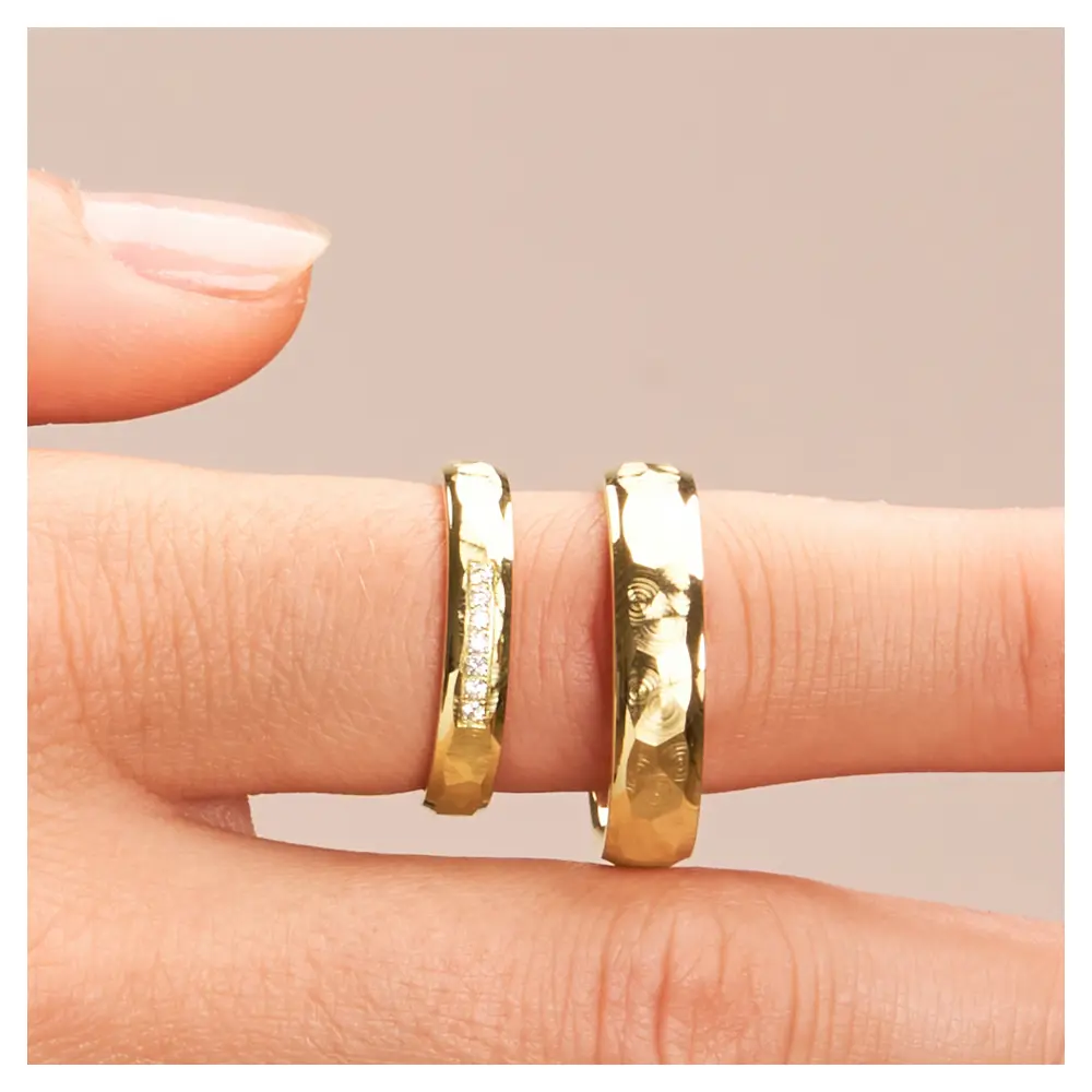 Eheringe aus Gelbgold mit 7 Diamanten und poliertem Hammerschlag auf Finger