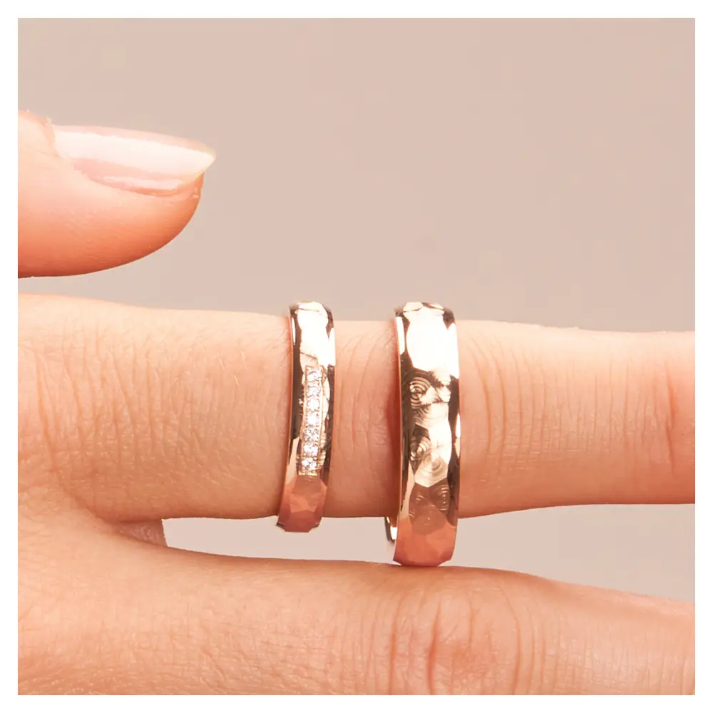 Hammerschlag Roségold Eheringe mit 7 Diamanten und polierten Rändern auf Finger im Zoom