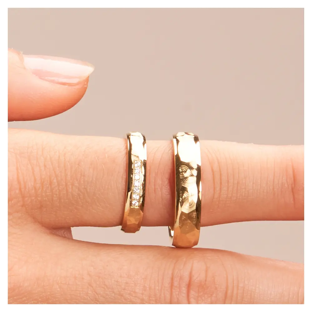 Hammerschlag Roségold Eheringe mit 7 Diamanten und polierten Rändern auf Finger im Zoom
