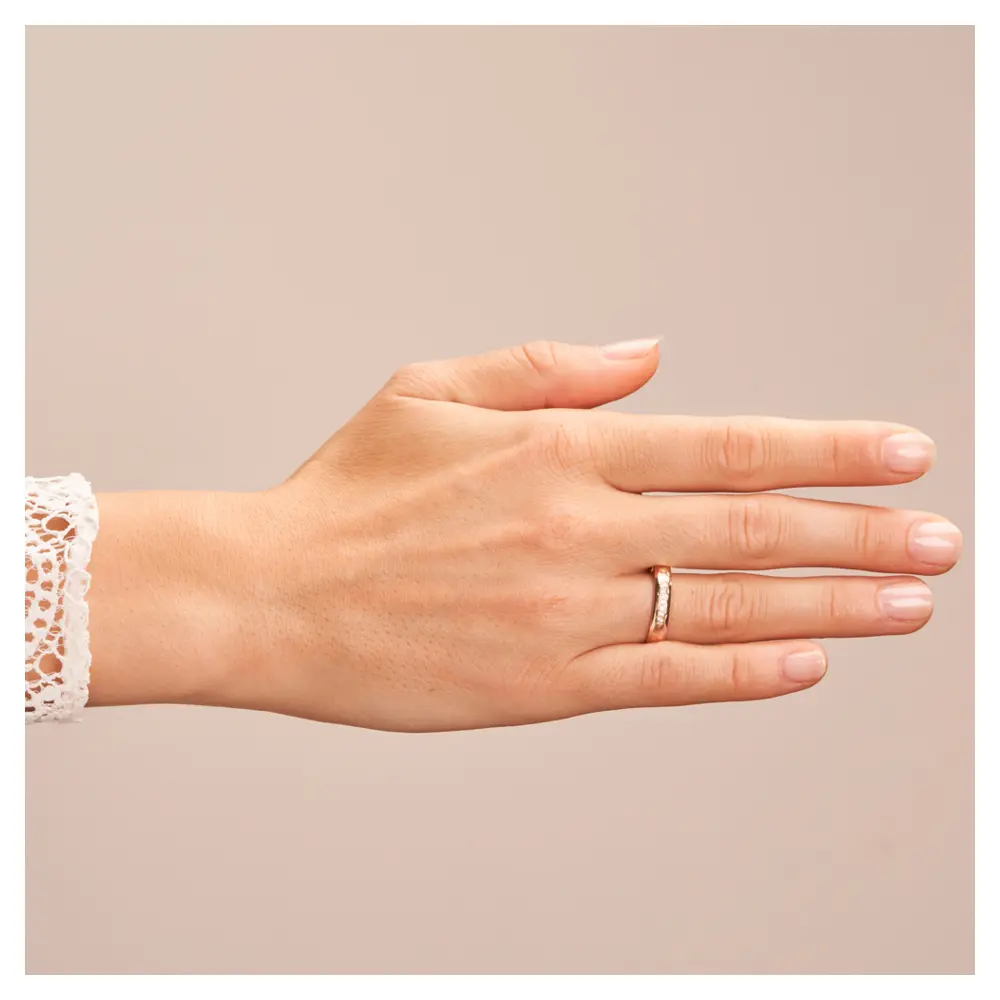 Hammerschlag Roségold Eheringe mit 7 Diamanten und polierten Rändern auf Hand