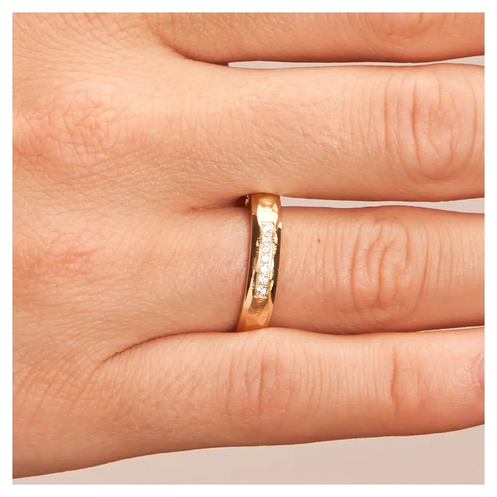 Hammerschlag Roségold Eheringe mit 7 Diamanten und polierten Rändern auf Hand im Zoom