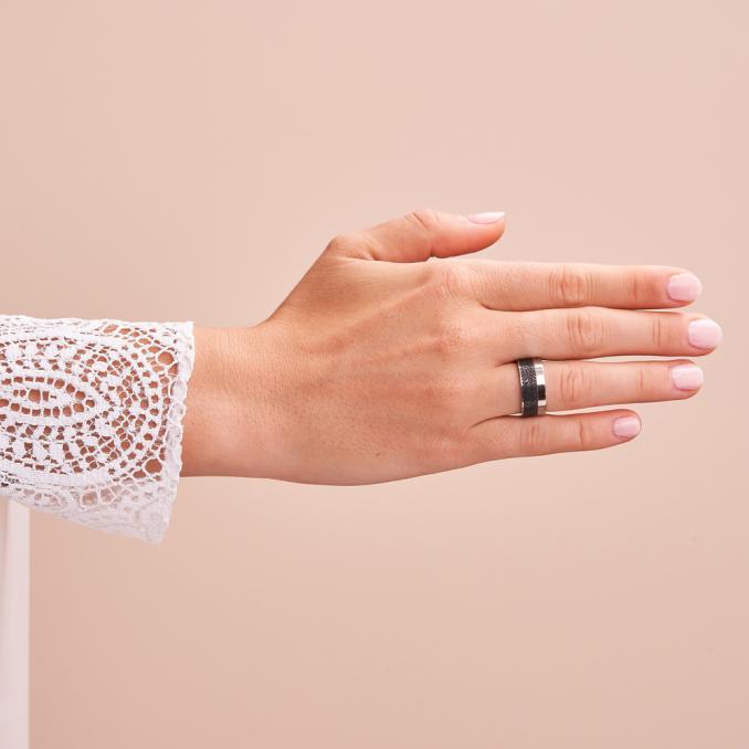 Aufnahme von Carbon und Titan Partnerringen mit Maserung in Holzoptik auf Hand