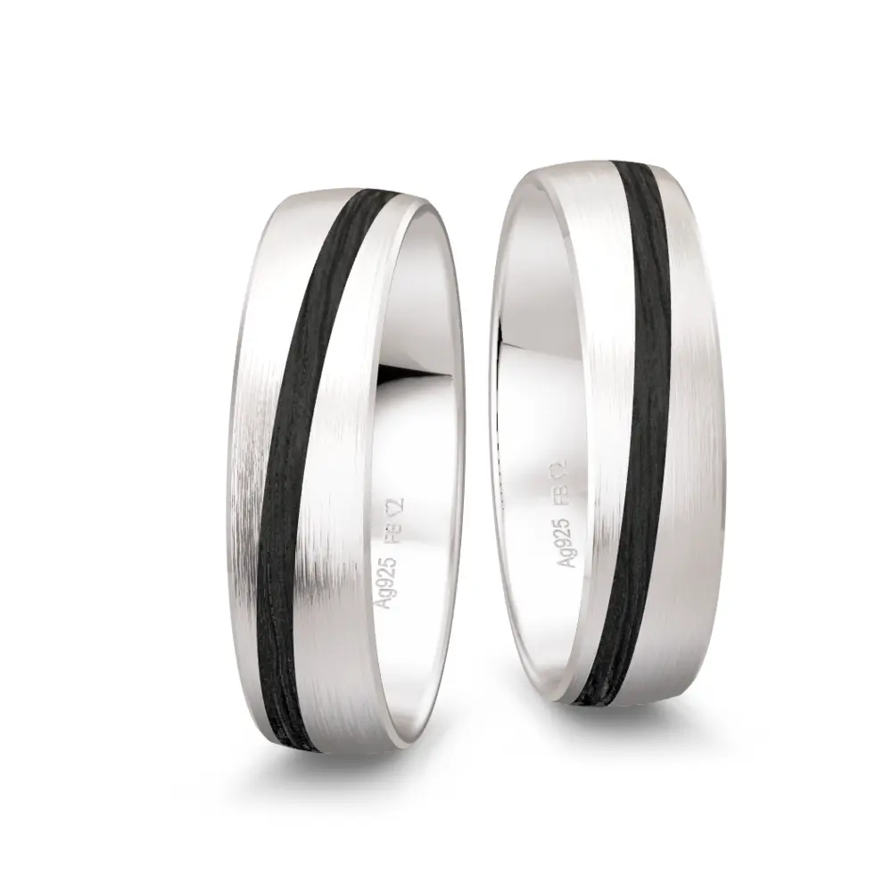 matte 925er Silber Trauringe mit geschwungenem Carbonstreifen