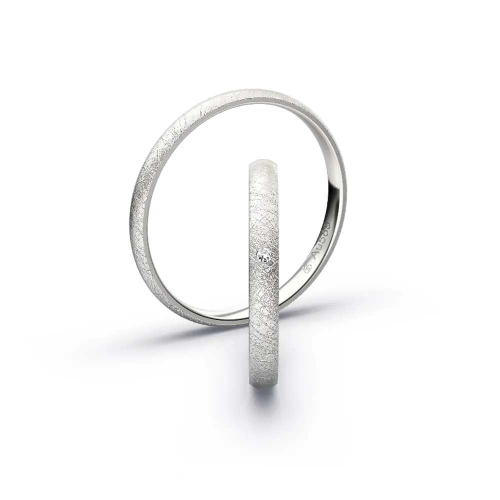 Aufnahme von schlichten eismatten Trauringen aus Weissgold mit Diamant mit 2,5 mm Breite