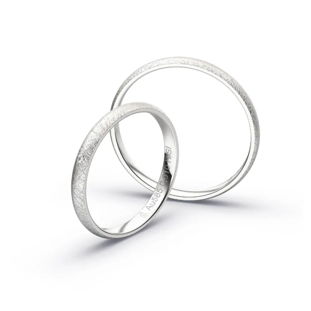 Aufnahme von schlichten eismatten Trauringen aus Weissgold mit Diamant mit 2,5 mm Breite