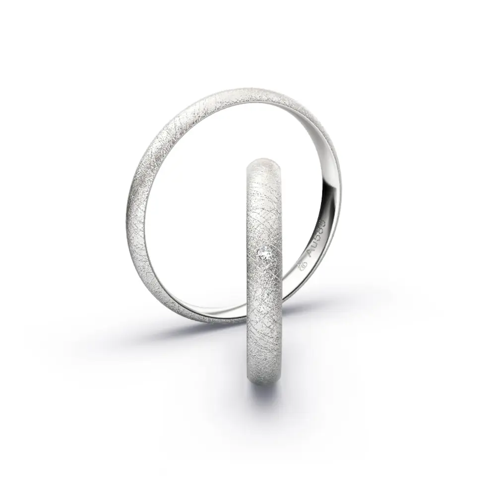 Aufnahme von schlichten eismatten Trauringen aus Weissgold mit Diamant mit 3 mm Breite
