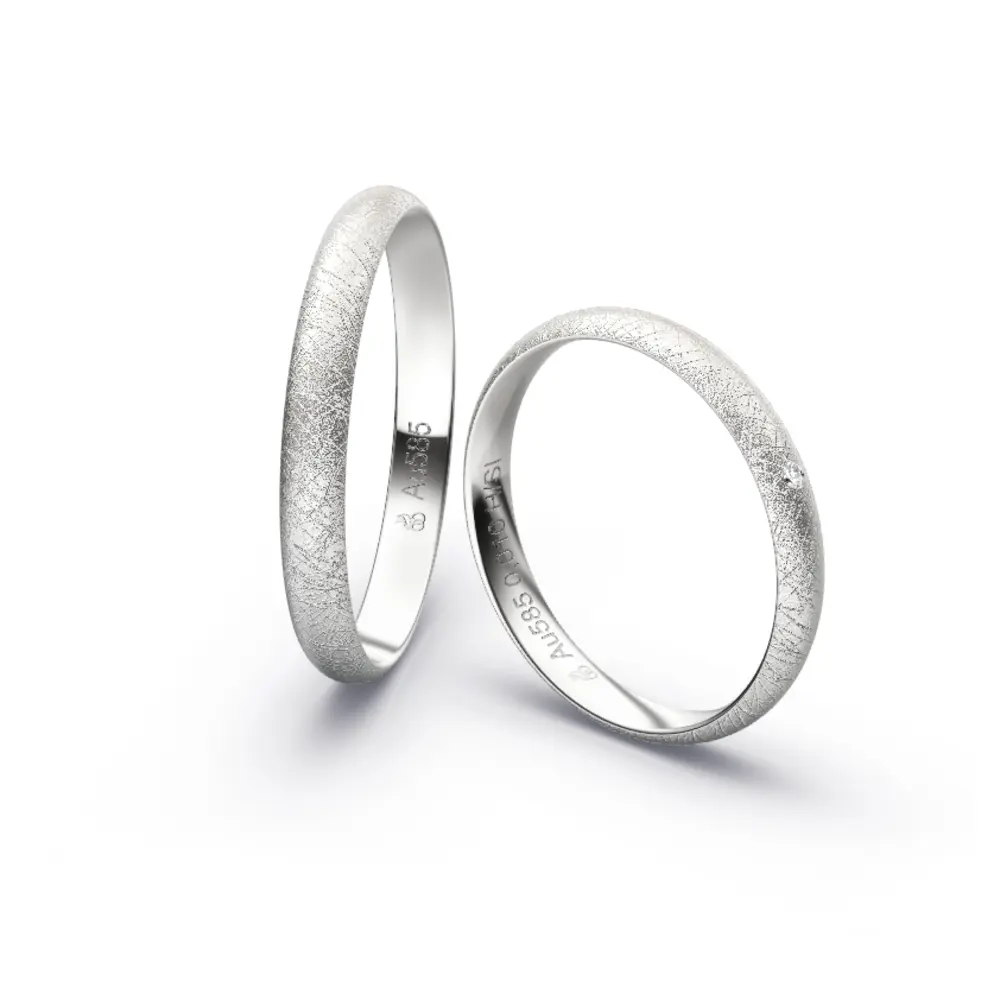 Aufnahme von schlichten eismatten Trauringen aus Weissgold mit Diamant mit 3 mm Breite