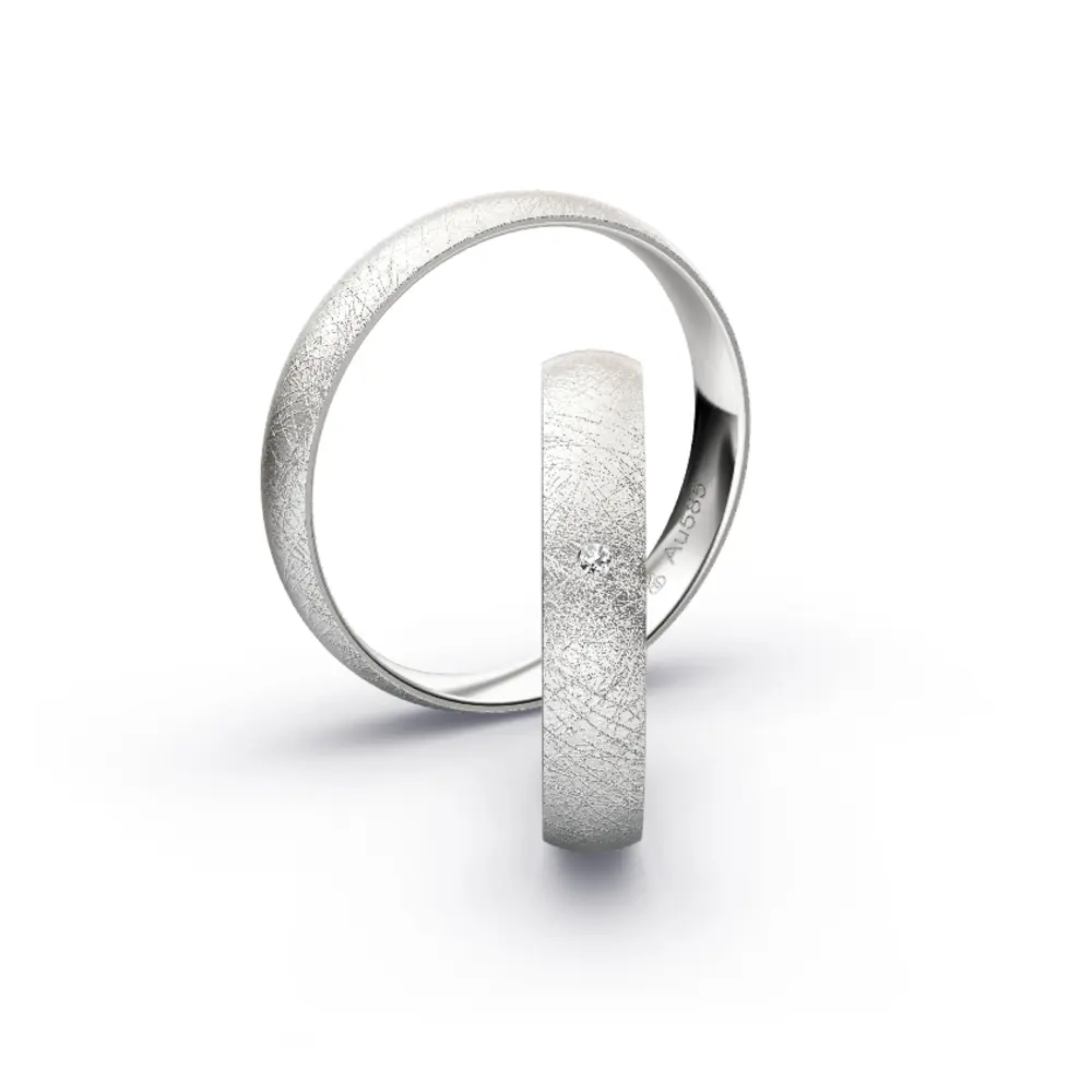 Aufnahme von schlichten eismatten Trauringen aus Weissgold mit Diamant mit 4 mm Breite