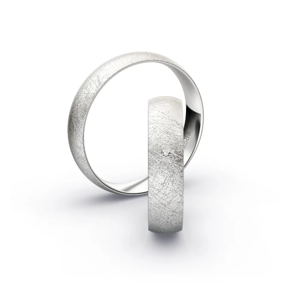 Aufnahme von schlichten eismatten Trauringen aus Weissgold mit Diamant mit 5 mm Breite