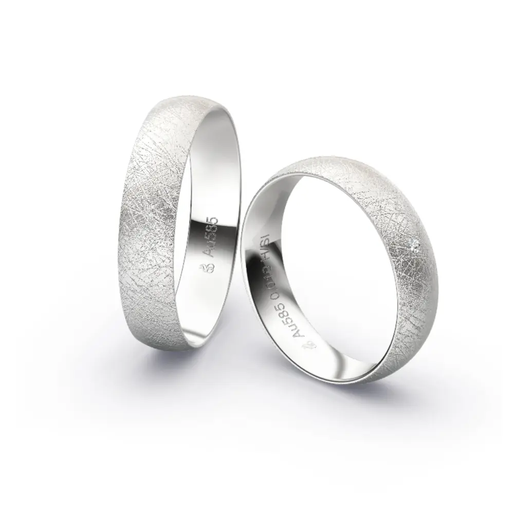 Aufnahme von schlichten eismatten Trauringen aus Weissgold mit Diamant mit 5 mm Breite