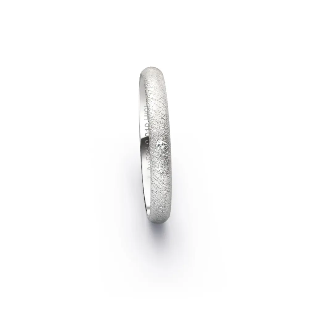 Aufnahme von schlichten eismatten Trauringen aus Weissgold mit Diamant mit 3 mm Breite	