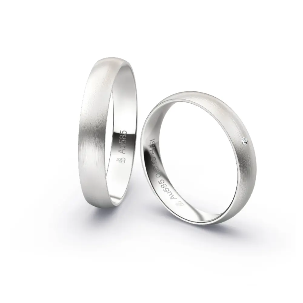 Aufnahme von schlichten matten Trauringen aus Weissgold mit Diamanten mit 4 mm Breite