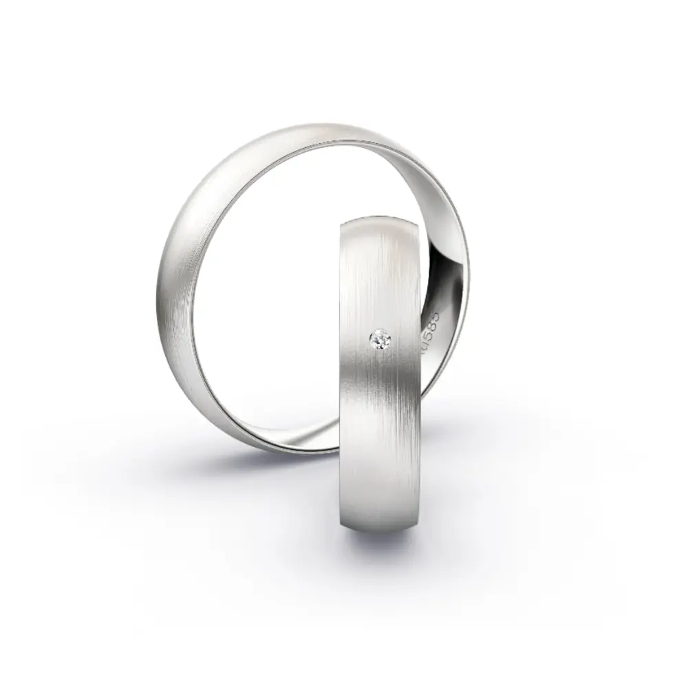Aufnahme von schlichten matten Trauringen aus Weissgold mit Diamanten mit 5 mm Breite