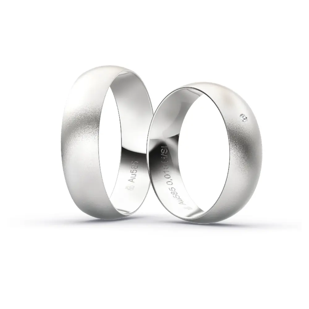 Aufnahme von schlichten sandmatten Trauringen aus Weissgold mit Diamanten mit 6 mm Breite