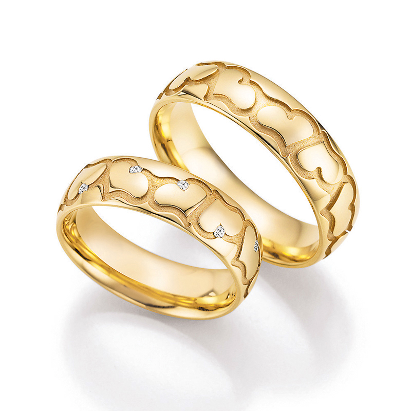 Aufnahme der Gelbgold Trauringe mit Herzenmuster und 12 Diamanten