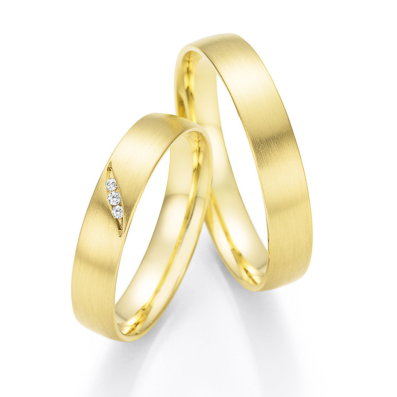 Aufnahme der Gelbgold Eheringe mit mattierter Fläche und 3 Diamanten in rautförmiger Vertiefung