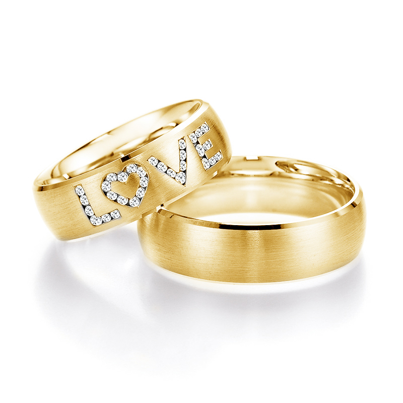 Aufnahme der Gelbgold Trauringe in elegantem Design mit Love-Wort und 31 Brillianten