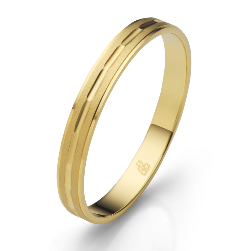 Aufnahme des großen Gelbgold Hochzeitsrings sandmattiert und schmal mit strukturierter Mittelrille
