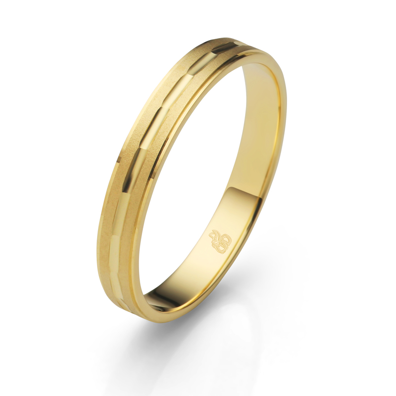 Aufnahme des kleinen Gelbgold Hochzeitsrings sandmattiert und schmal mit strukturierter Mittelrille