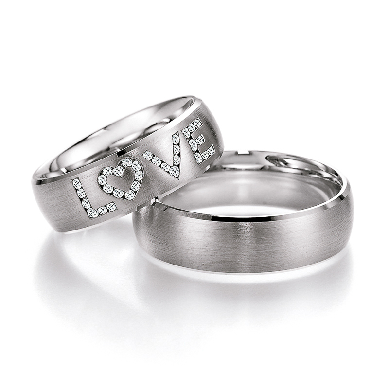 Aufnahme der Eheringe aus mattiertem Palladium 500 mit Love-Wort gestaltet aus 31 Brillianten