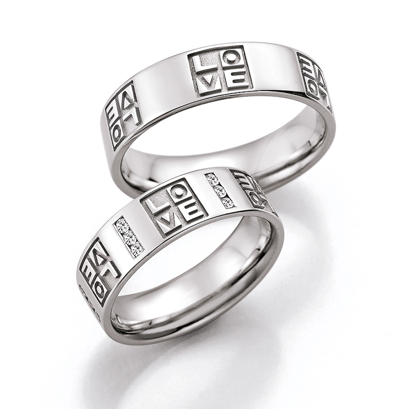 Aufnahme der Eheringe aus Palladium 500 mit Love-Wort in mattierten Quadraten mit 18 Diamanten