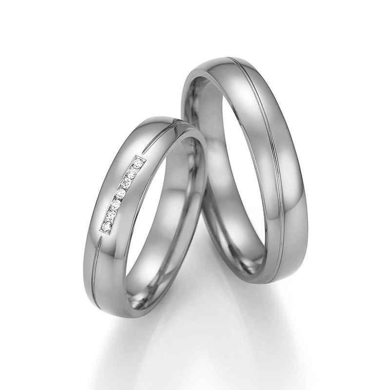 Aufnahme der Trauringe aus Palladium 500 mit 7 Diamanten in Rille