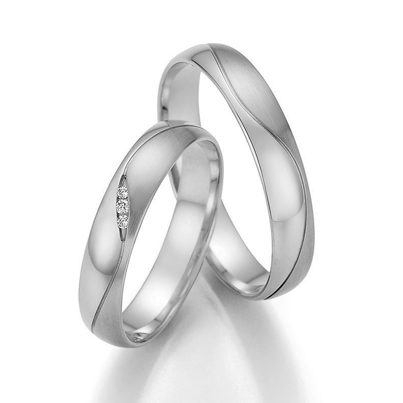 Aufnahme der Trauringe aus Palladium 500 mit Vertiefung in Rautenform und 3 Diamanten