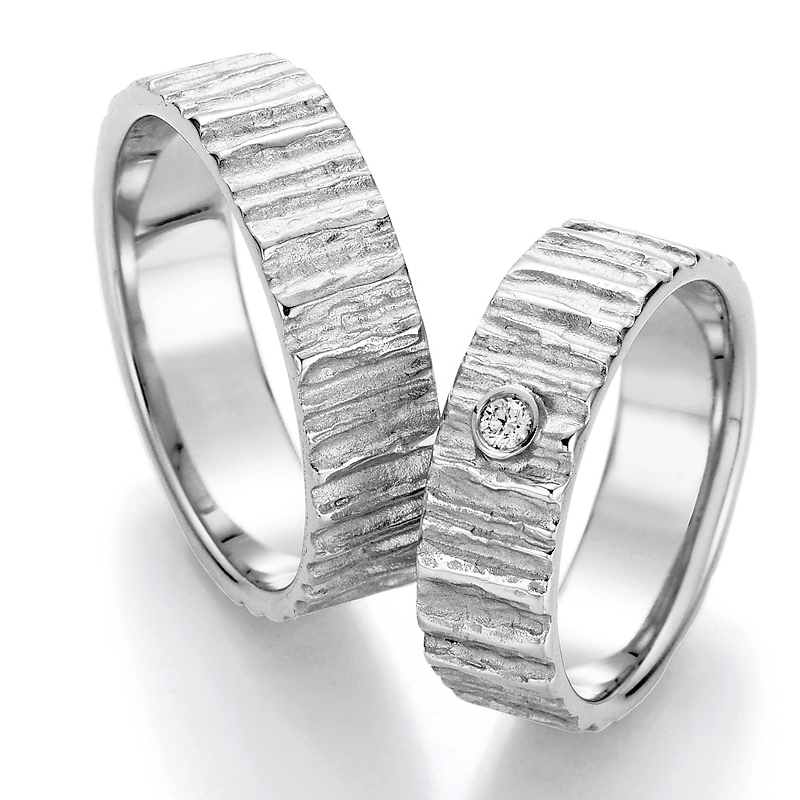Aufnahme der Trauringe aus Platin mit Struktur und Diamanten