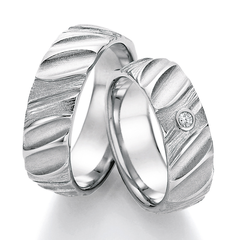 Aufnahme der Eheringe aus Platin in naturoptischem Design und Diamanten
