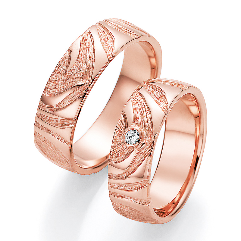 Aufnahme der Eheringe aus Roségold mit Rillen in Holzoptik und Diamanten 
