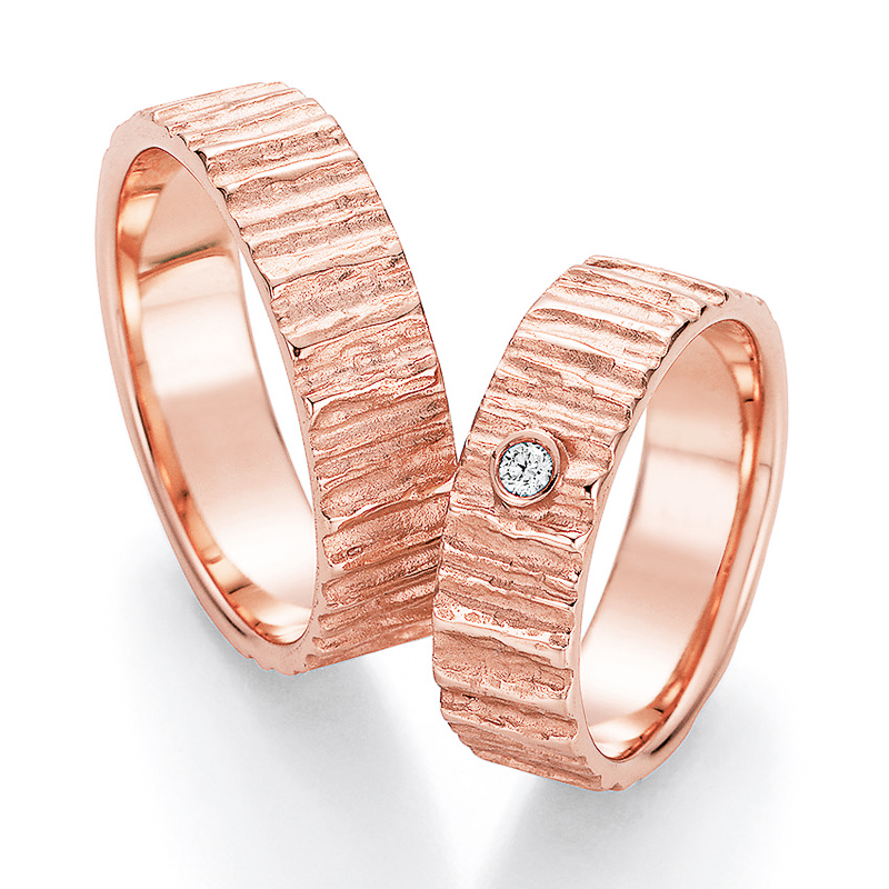 Aufnahme der Roségold Trauringe mit strukturierter Oberfläche und Diamanten 