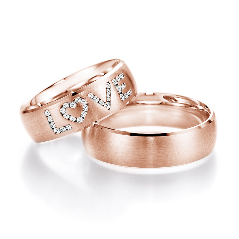 Aufnahme der Trauringe in Roségold mit Brillianten-Love-Wort