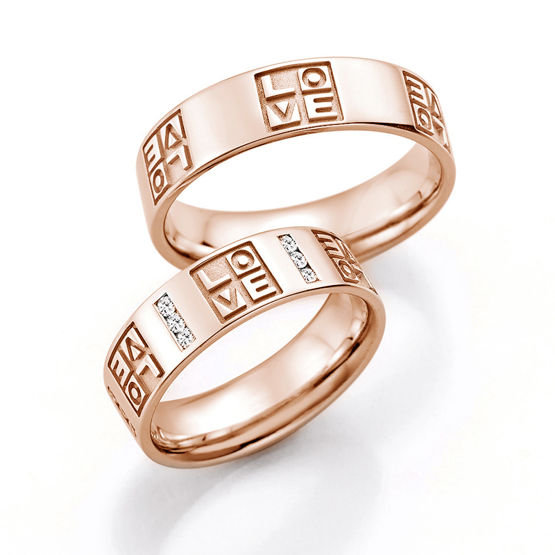 Aufnahme der Eheringe aus Roségold mit Love-Wort in quadratischen Vertiefungen und 18 Diamanten