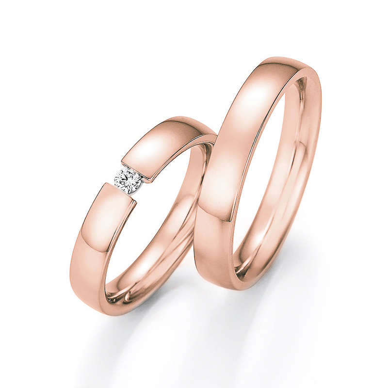  	Aufnahme der Roségold Eheringe in schlichtem Design mit Diamanten