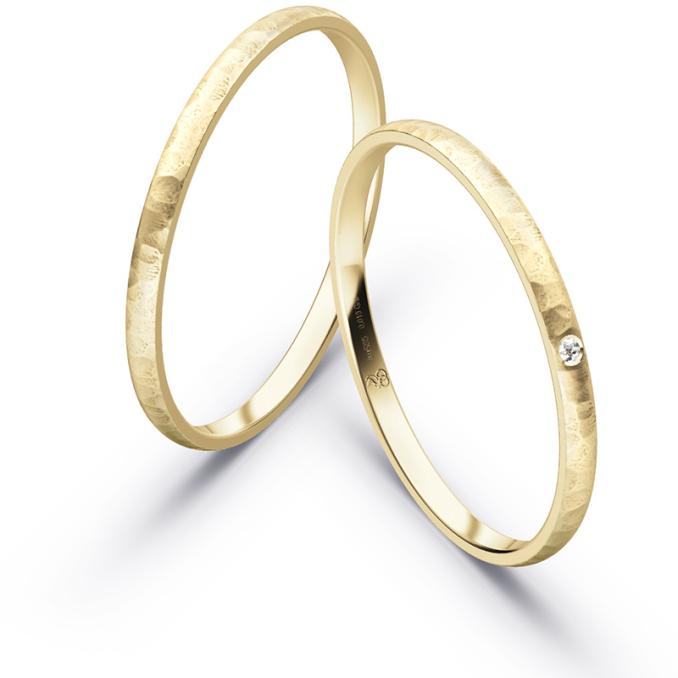 Gelbgold Eheringe mit Diamanten und gehämmerter Oberfläche in 2 mm Breite