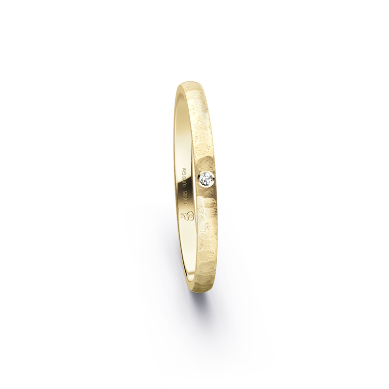 Gelbgold Eheringe mit Diamanten und gehämmerter Oberfläche in 2 mm Breite