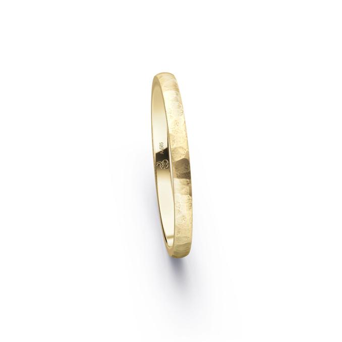 Gelbgold Eheringe mit Diamanten und gehämmerter Oberfläche in 2 mm Breite
