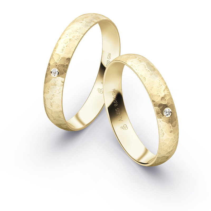 Gehämmert designte Gelbgold Eheringe mit strahlendem Diamanten 6801